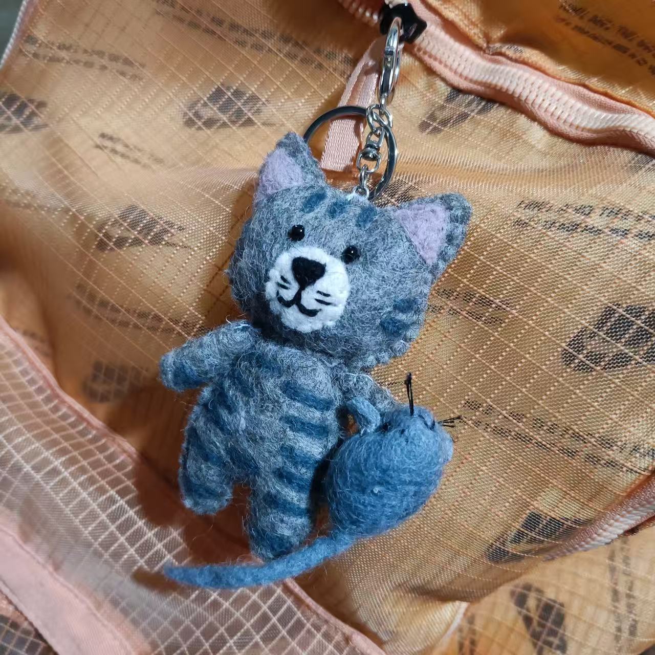 毛毡手拿耗子小猫